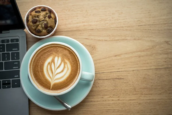 Zbliżenie Gorącej Kawy Latte Pianką Mleka Latte Kubku Kubek Domowe — Zdjęcie stockowe