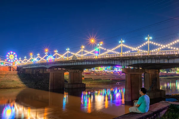 Jovem Olhando Para Bela Luz Rio Nan Noite Ponte Ponte — Fotografia de Stock