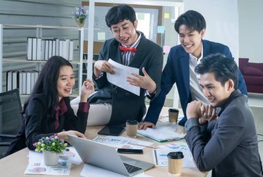 Çeşitli cinsiyetlere sahip Asyalı iş adamları grubu (LGBT) Asyalı iş adamları grubuyla birlikte başarılı bir mutlu işçi grubu ve ofisteki toplantı odasında destek