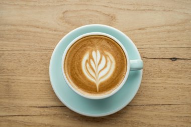 Kahve fincanının içinde sütlü sütlü sütlü latte mermer zemin masa üzerinde kafe kahve dükkanında