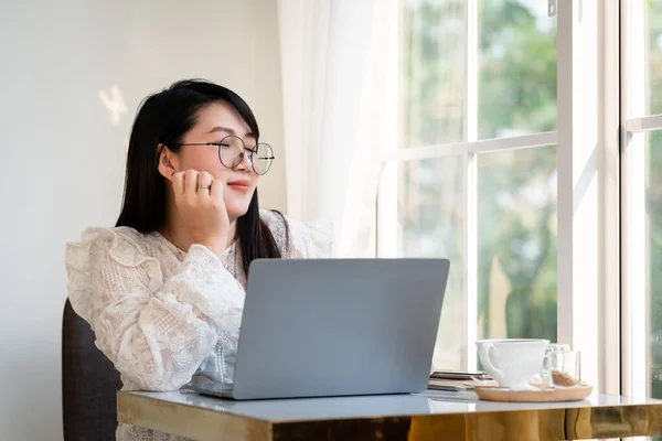 Glad Över Vackra Asiatiska Frilans Människor Företag Kvinnlig Casual Arbetar — Stockfoto