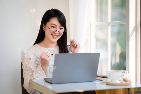 Glückliches Erfolgreiches Geschäft Asiatischer Freiberufler Geschäftsfrau Ausgedrückt Zuversicht Ermutigt Die — Stockfoto