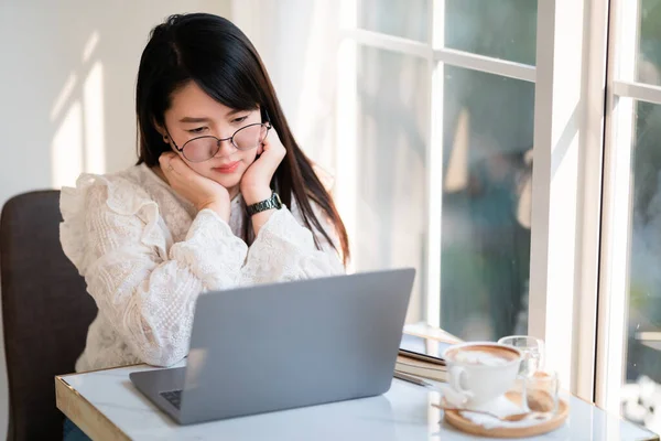 Glad Över Vackra Asiatiska Frilans Människor Företag Kvinnlig Casual Arbetar — Stockfoto