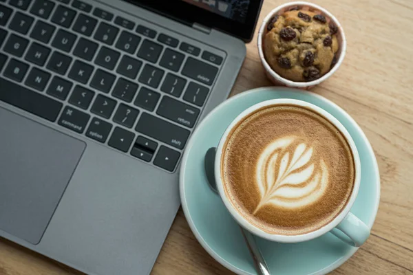 Zbliżenie Gorącej Kawy Latte Pianką Mleka Latte Kubku Kubek Domowe — Zdjęcie stockowe