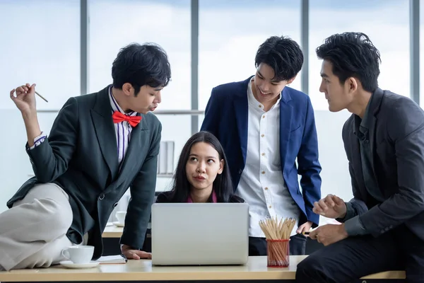 Çeşitli cinsiyetlere (LGBT) sahip Asyalı iş adamlarından oluşan mutlu bir grup işçi şirket desteğiyle ofisteki toplantı odasında şakalaşıyor