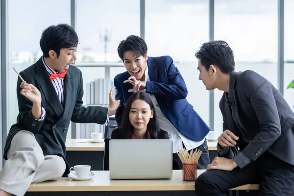 Çeşitli cinsiyetlere (LGBT) sahip Asyalı iş adamlarından oluşan mutlu bir grup işçi şirket desteğiyle ofisteki toplantı odasında şakalaşıyor