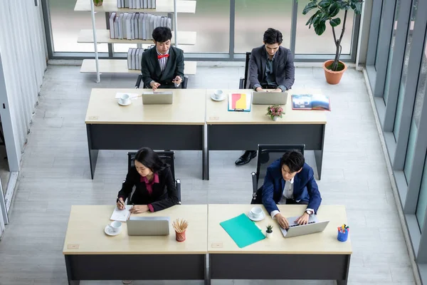 Gruppe Asiatischer Geschäftsleute Mit Unterschiedlichen Geschlechtern Lgbt Die Schreibtisch Sitzen — Stockfoto