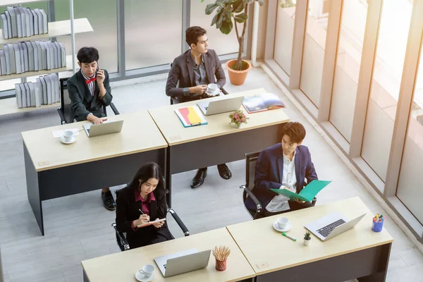 Gruppe Asiatischer Geschäftsleute Mit Unterschiedlichen Geschlechtern Lgbt Die Schreibtisch Sitzen — Stockfoto