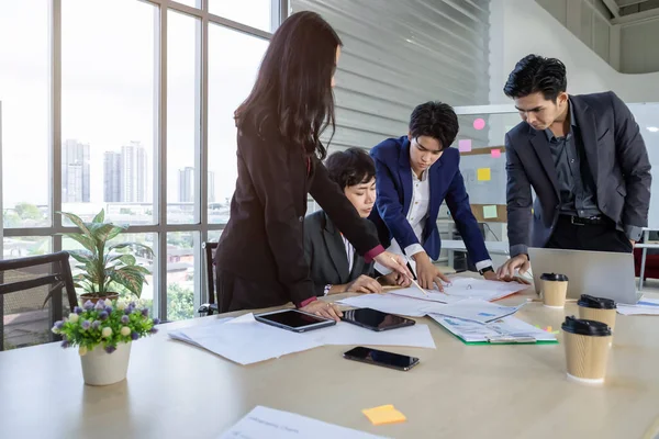 Erfolgreiche Glückliche Arbeiter Gruppe Asiatischer Geschäftsleute Mit Unterschiedlichen Geschlechtern Lgbt — Stockfoto