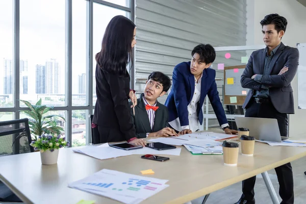 Erfolgreiche Glückliche Arbeiter Gruppe Asiatischer Geschäftsleute Mit Unterschiedlichen Geschlechtern Lgbt — Stockfoto