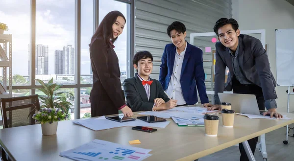 Trabalhadores Felizes Bem Sucedidos Grupo Empresários Asiáticos Com Diversos Gêneros — Fotografia de Stock