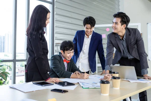Erfolgreiche Glückliche Arbeiter Gruppe Asiatischer Geschäftsleute Mit Unterschiedlichen Geschlechtern Lgbt — Stockfoto