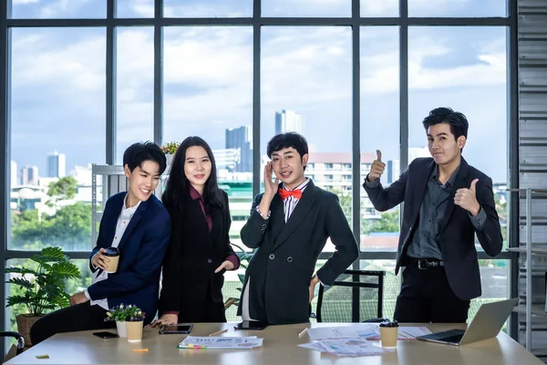 Exitosos Trabajadores Felices Grupo Empresarios Asiáticos Con Trabajadores Diversos Géneros — Foto de Stock
