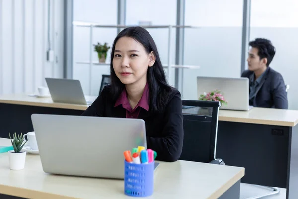 Erfolgreiches Unternehmen Führungskraft Glücklich Über Lächelnde Junge Asiatische Geschäftsfrau Arbeitsplatz — Stockfoto