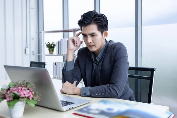 Asiatische Jungunternehmer Sehen Einen Erfolgreichen Businessplan Auf Dem Laptop Computer — Stockfoto