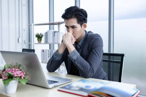 Asiático Joven Hombre Negocios Ver Exitoso Plan Negocios Ordenador Portátil — Foto de Stock