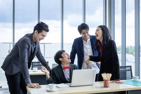 Çeşitli cinsiyetlere sahip Asyalı iş adamları grubu (LGBT) başarılı bir şekilde el çırptı ve homoseksüel işadamını tebrik etti.