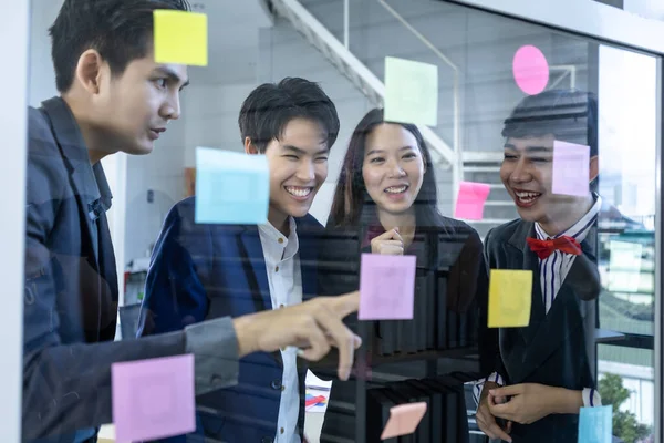 Trabalhadores Felizes Bem Sucedidos Grupo Empresários Asiáticos Com Diversos Gêneros — Fotografia de Stock