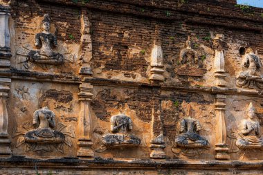 Maha Chedi Wat Chet Yot 'un dışında eski antik sıva desenleri ve melek figürleri, yedi pagoda tapınağı Chiang Mai, Tayland' da önemli bir turistik cazibedir..