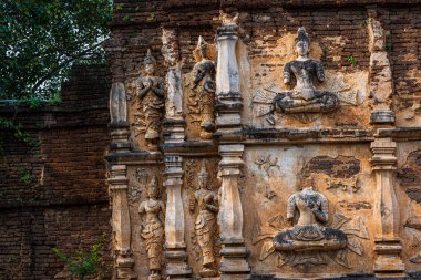 Maha Chedi Wat Chet Yot 'un dışında eski antik sıva desenleri ve melek figürleri, yedi pagoda tapınağı Chiang Mai, Tayland' da önemli bir turistik cazibedir..