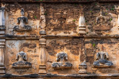 Maha Chedi Wat Chet Yot 'un dışında eski antik sıva desenleri ve melek figürleri, yedi pagoda tapınağı Chiang Mai, Tayland' da önemli bir turistik cazibedir..