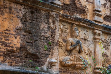 Maha Chedi Wat Chet Yot 'un dışında eski antik sıva desenleri ve melek figürleri, yedi pagoda tapınağı Chiang Mai, Tayland' da önemli bir turistik cazibedir..