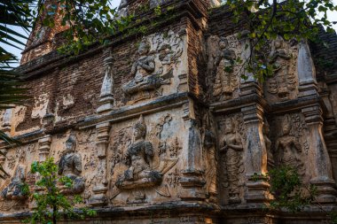 Maha Chedi Wat Chet Yot 'un dışında eski antik sıva desenleri ve melek figürleri, yedi pagoda tapınağı Chiang Mai, Tayland' da önemli bir turistik cazibedir..