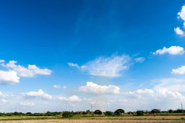 güzel hava atmosferi parlak mavi gökyüzü arkaplan soyut beyaz bulutlu berrak doku.