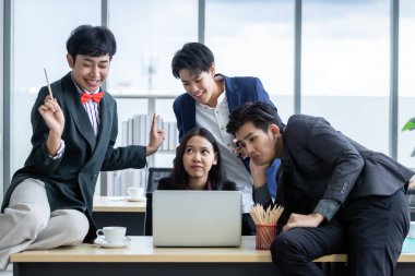 Çeşitli cinsiyetlere (LGBT) sahip Asyalı iş adamlarından oluşan mutlu bir grup işçi şirket desteğiyle ofisteki toplantı odasında şakalaşıyor