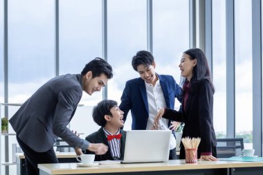 Çeşitli cinsiyetlere sahip Asyalı iş adamları grubu (LGBT) başarılı oldu ve homoseksüel işadamını tebrik etti.