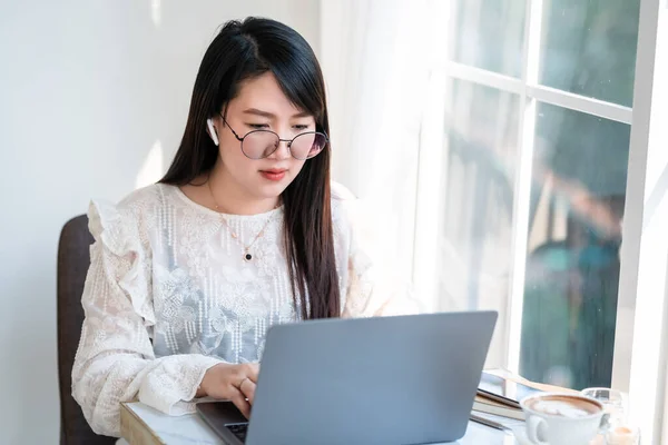 Glad Över Asiatiska Frilansande Människor Affärskvinna Bär Trådlösa Hörlurar Casual — Stockfoto