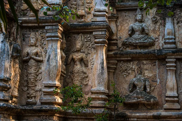 Alte Stuckmuster Stuck Buddha Und Engelsfiguren Auf Der Außenseite Des — Stockfoto