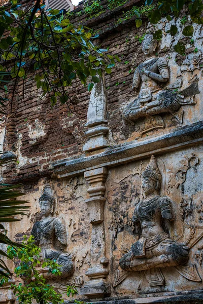 在泰国清迈的七座宝塔 瓦特吉特寺外 古旧的粉刷图案 粉刷佛像和天使形象吸引着众多游客 — 图库照片