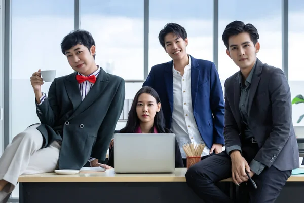 Erfolgreiche Joke Happy Workers Gruppe Asiatischer Geschäftsleute Mit Unterschiedlichen Geschlechtern — Stockfoto