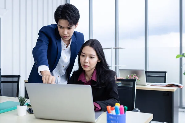 Gestresste Geschäftspartner Tomboy Lesbische Und Geschäftliche Frauen Arbeits Und Businessplan — Stockfoto