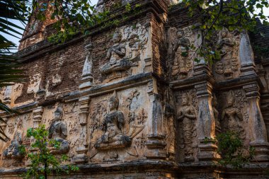 Maha Chedi Wat Chet Yot 'un dışında eski antik sıva desenleri ve melek figürleri, yedi pagoda tapınağı Chiang Mai, Tayland' da önemli bir turistik cazibedir..
