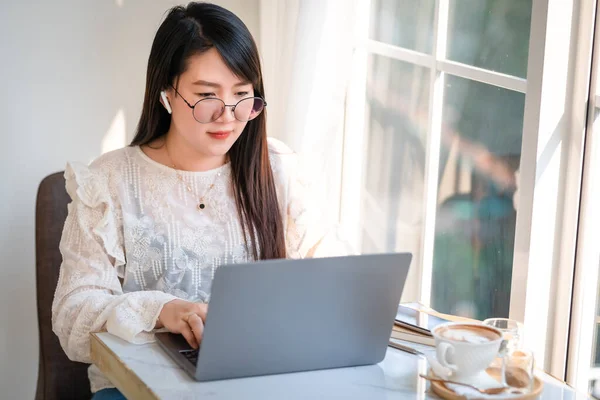 Glad Över Asiatiska Frilansande Människor Affärskvinna Bär Trådlösa Hörlurar Casual — Stockfoto