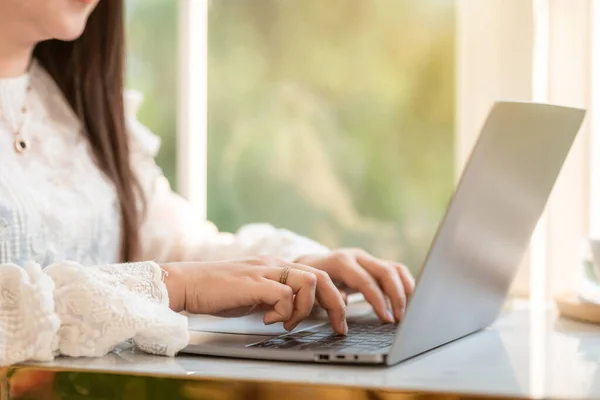 Närbild Frilans Människor Affärskvinna Casual Arbetar Med Bärbar Dator Och — Stockfoto