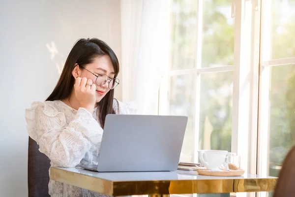 Glad Över Asiatisk Frilans Människor Företag Kvinnlig Casual Arbetar Med — Stockfoto