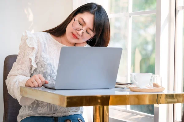 Asiatiska Frilans Människor Företag Kvinnlig Vidröra Massage Stel Hals Efter — Stockfoto