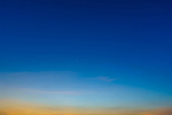 Crepúsculo Azul Brilhante Laranja Amarelo Dramático Céu Pôr Sol Campo — Fotografia de Stock