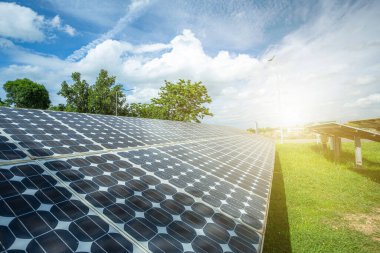 Gökyüzü arka planında fotovoltaik güneş enerjisi paneli, yeşil temiz Alternatif enerji kavramı.