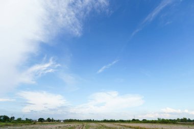 güzel hava atmosferi parlak mavi gökyüzü arkaplan soyut beyaz bulutlu berrak doku.