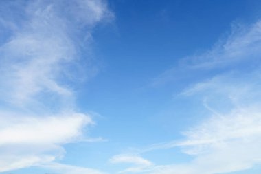 güzel hava atmosferi parlak mavi gökyüzü arkaplan soyut beyaz bulutlu berrak doku.