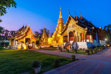 Wat Phra Singh bir Budist tapınağıdır Chiang Mai Kuzey Tayland 'da büyük bir turistik merkezdir alacakaranlık günbatımında gökyüzü arka planında, Güneydoğu Asya' da Seyahatler, halka açık yerlerdir.