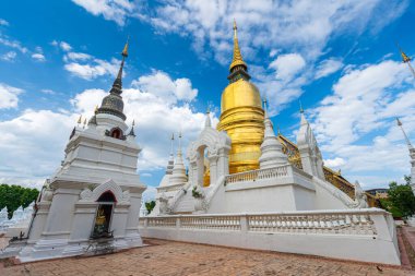 Wat Suan Dok, Chiang Mai Kuzey Tayland 'da günbatımında bir Budist tapınağıdır (Wat).
