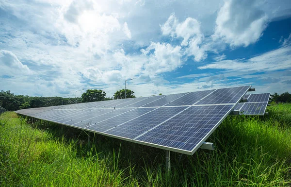 Painel Energia Solar Fotovoltaica Fundo Céu Verde Limpo Conceito Energia — Fotografia de Stock