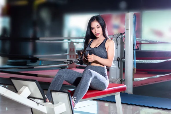 Fitness Azjatki Wykonujące Ćwiczenia Wioślarzem Seat Cable Rows Machine Sportowej — Zdjęcie stockowe