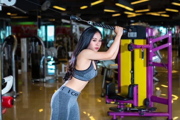 Fitness Mujeres Asiáticas Realizando Ejercicios Entrenamiento Con Máquina Remo Seat — Foto de Stock