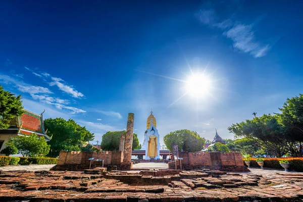 大乘寺的佛像也被俗称为大乘寺 Wat Yai 是一座佛教寺庙 Wat 它是一个旅游胜地 吸引着泰国的菲特桑洛 — 图库照片